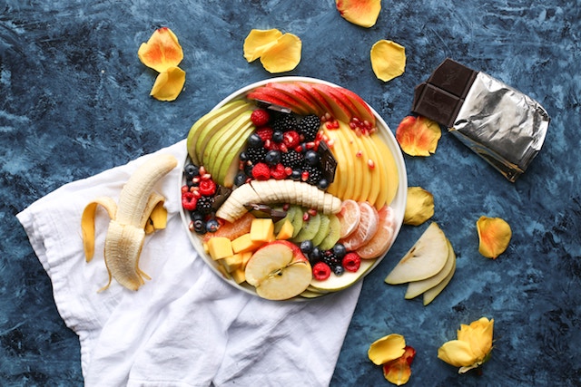 Bowl of fresh sliced fruit.