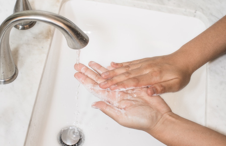 Lávate las manos con agua fría
