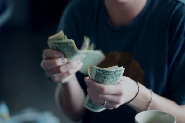 Mujer contando dinero