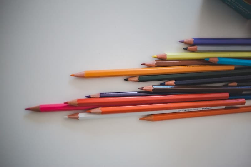 Lápices de colores sobre fondo blanco