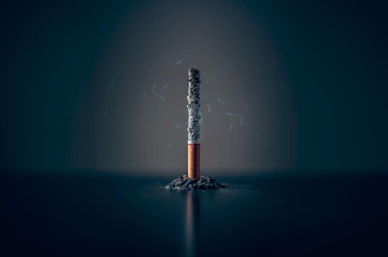 Cigarrol consumido sobre fondo negro